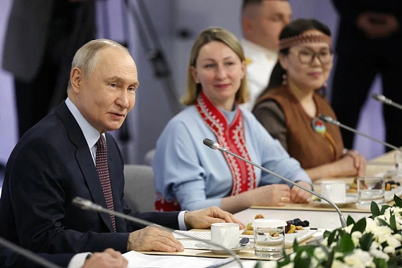 Выпускница МАУ Полина Харыбина рассказала о саамской культуре Президенту России